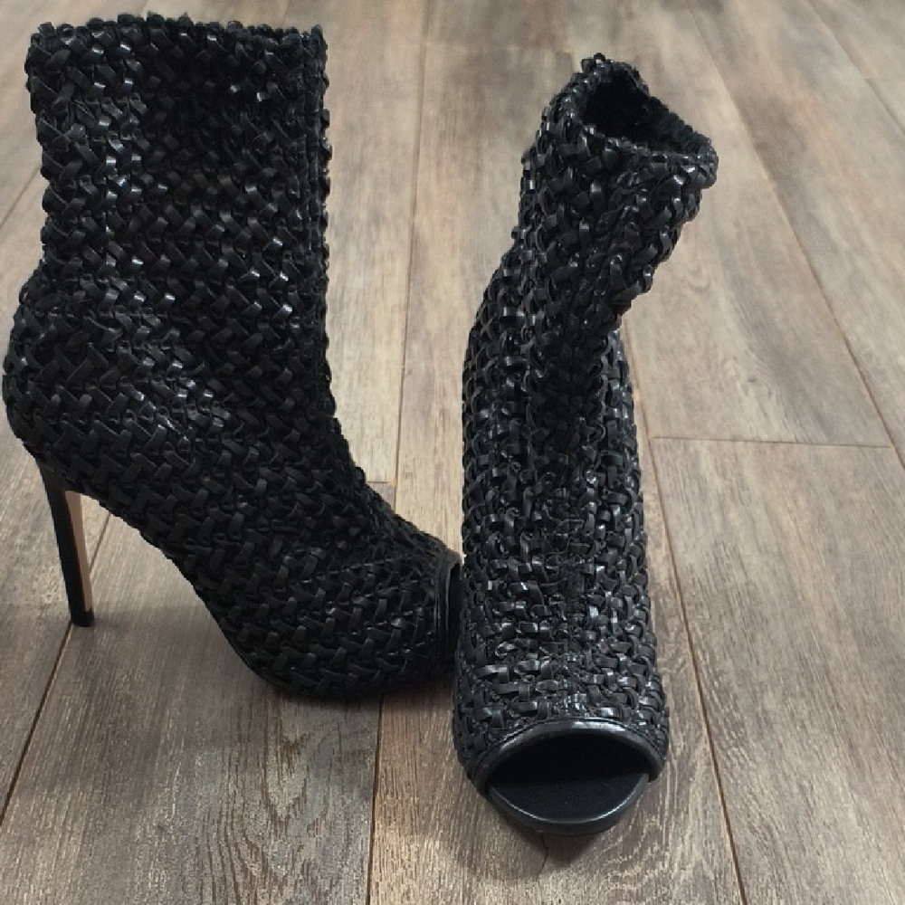 Zara Black Textured Heeled Boots